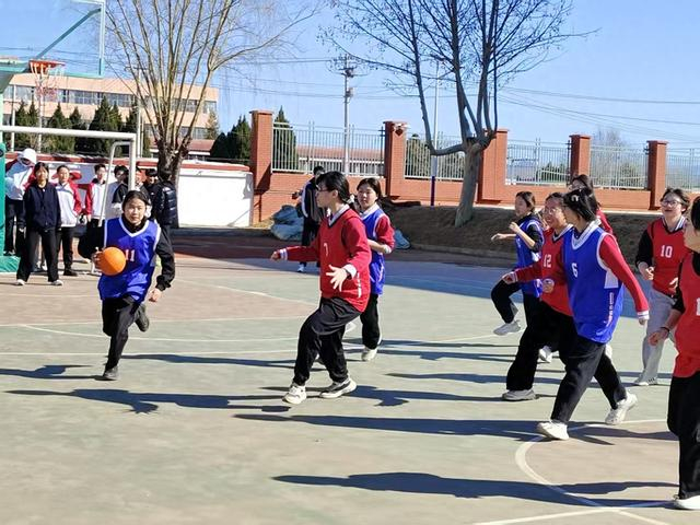 jiuyou-顺义村校办起女生专属的“橄榄球班超”|顺义区张镇中学|北京市|学校|联赛|赛事_新浪新闻